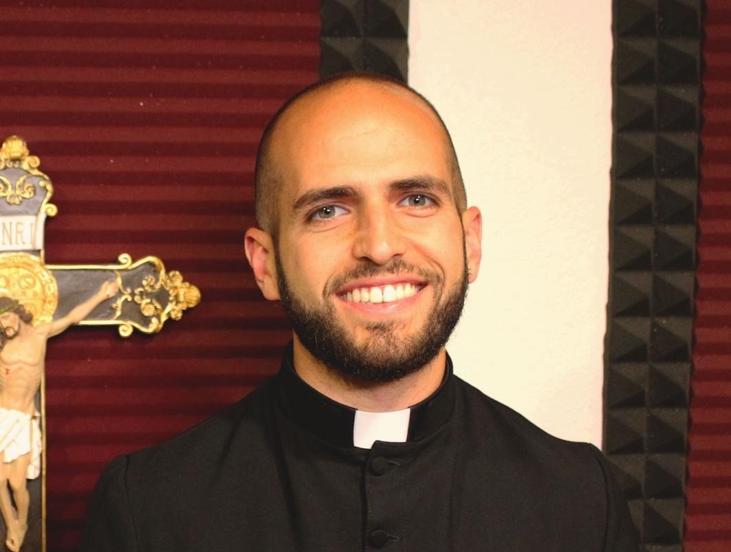 Linchamiento en redes a un sacerdote que criticó el Orgullo Gay Exorcistas Carismaticos