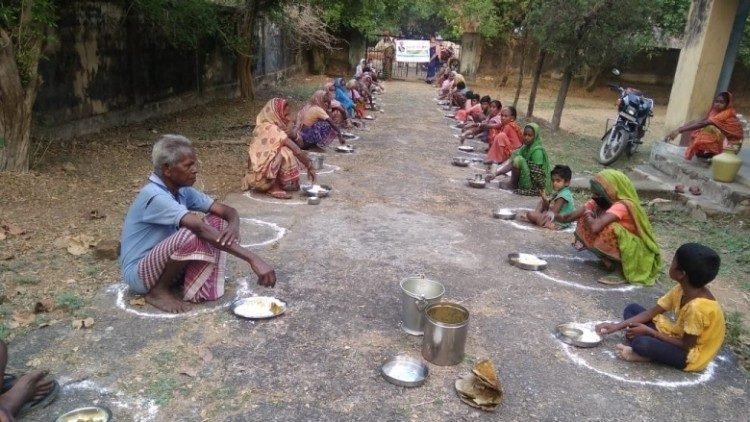 COMPARTIENDO-ALIMENTOS-EN-LA-INDIA