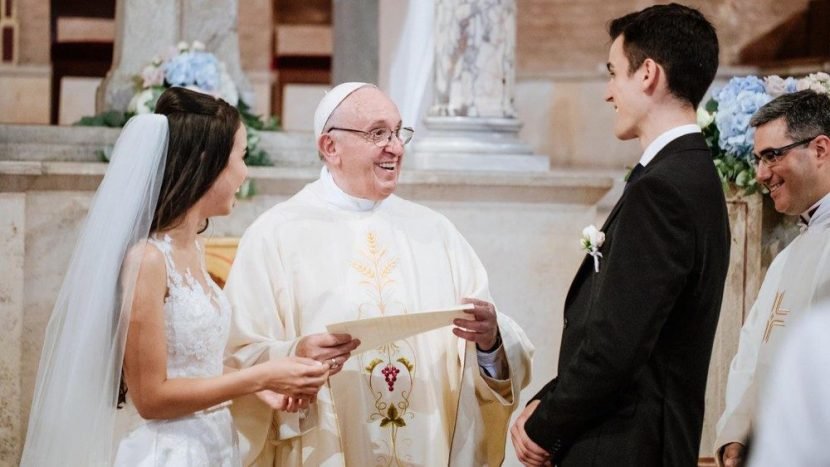 El-Papa-Francisco-junto-a-una-pareja-de-esposos-