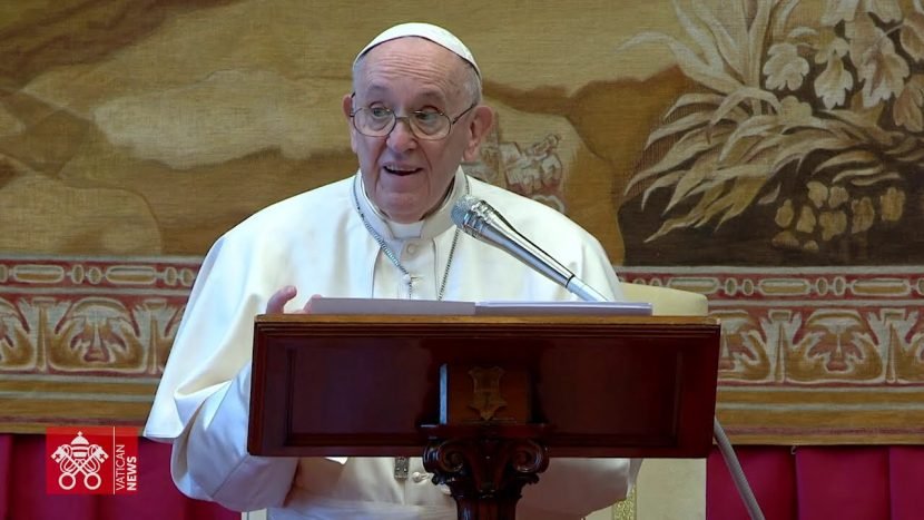 Encuentro-entre-el-papa-francisco-y-el-cuerpo-diplomático-