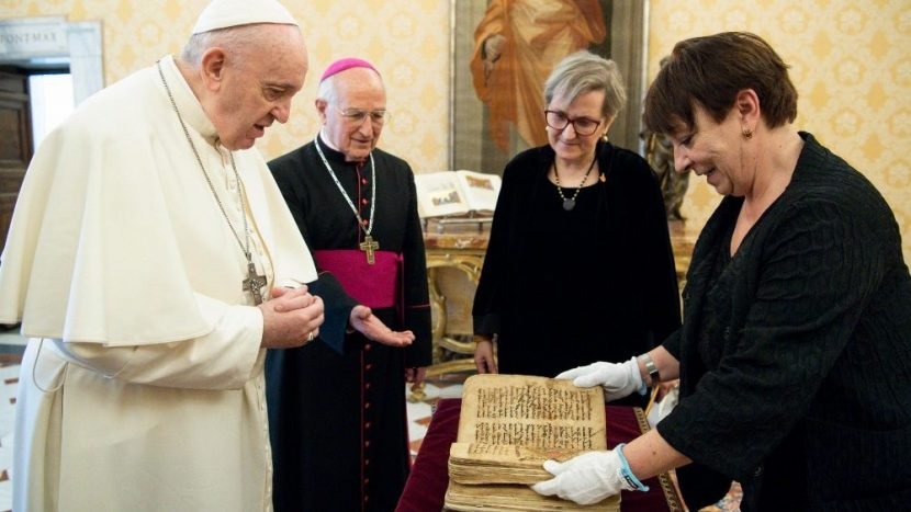 Libro-sagrado-de-Qaraqosh-presentado-al-papa-francisco