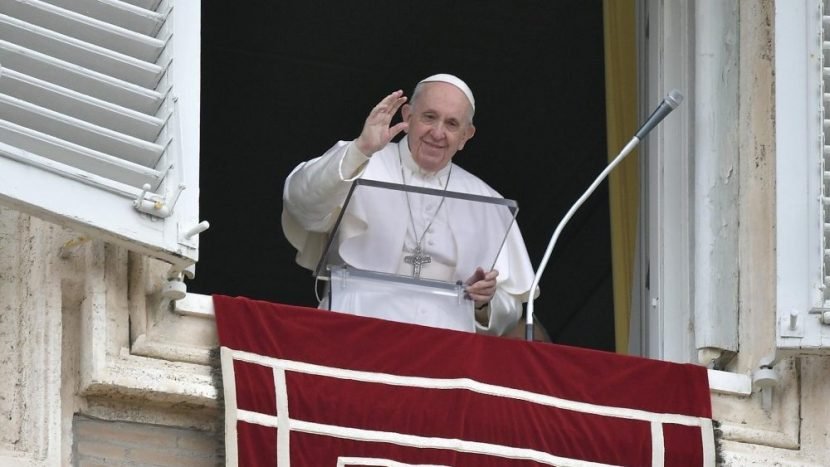 El-santo-padre-a-la-hora-del-Ángelus
