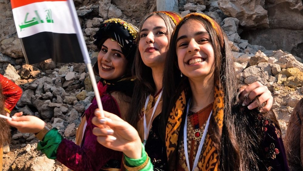 Jovenes esperando con alegria la llegada del papa francisco a Mosul, Iraq