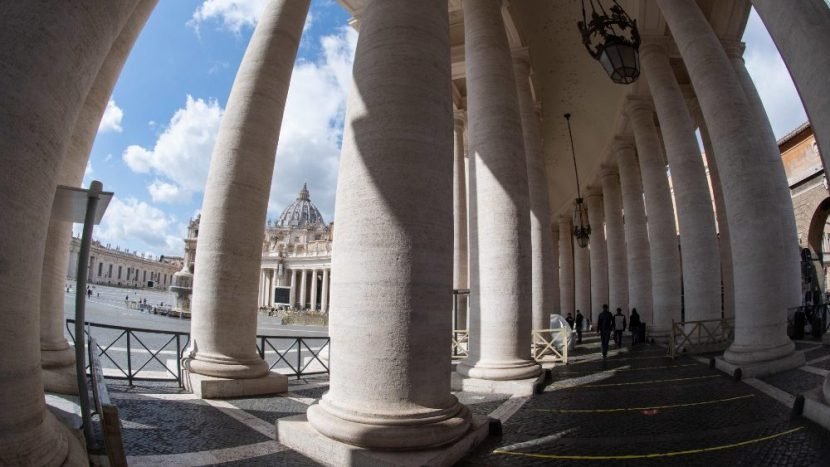 Una vista de la plaza de San Pedro con la Basílica de fondo