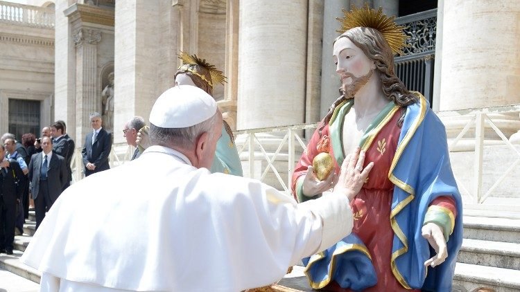 Francisco: miremos con confianza al Sagrado Corazón de Jesús