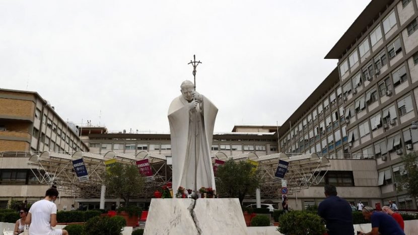 El Papa sigue recuperándose: el domingo rezará el Ángelus desde el Hospital