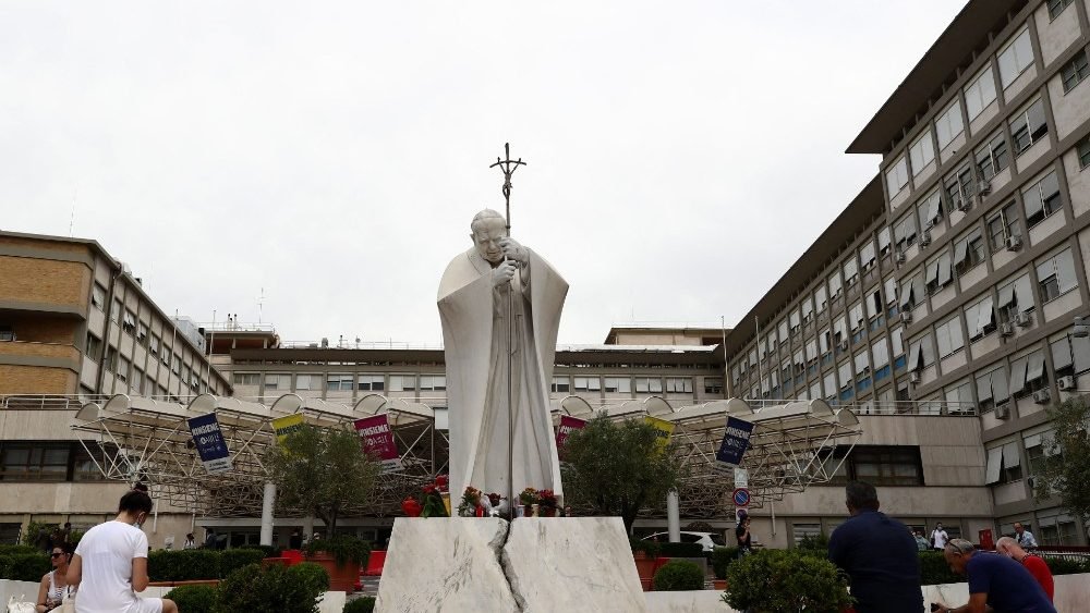 El Papa sigue recuperándose: el domingo rezará el Ángelus desde el Hospital