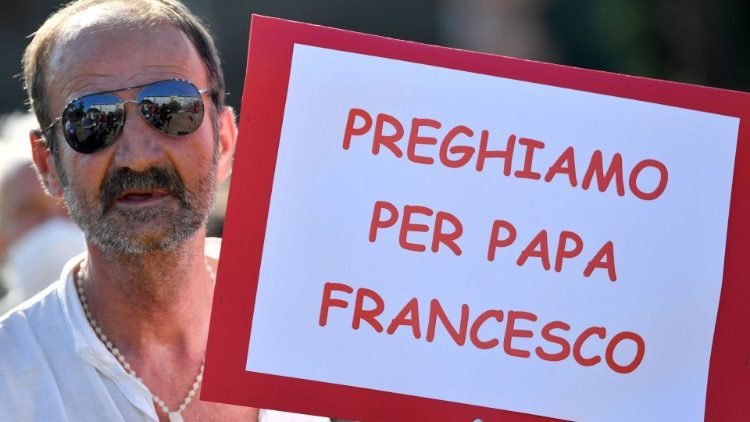 El Papa pasa una jornada tranquila y retoma poco a poco su trabajo