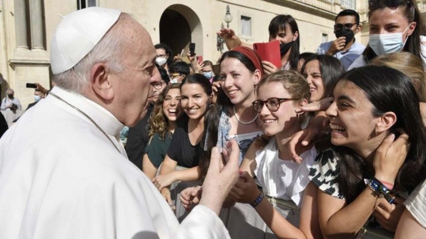 Papa Francesco saluda un grupo de jóvenes