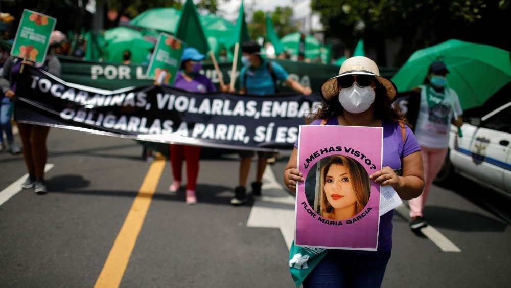 MANIFESTACIONES EN SALVADOR CONTRA LA VIOLENCIA A LAS MUJERES