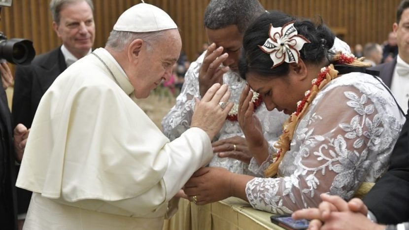 El Papa Francisco bendice a un matrimonio en la Audiencia General