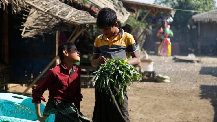 Niños asistidos en Myanmar