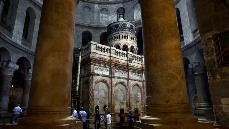 Peregrinos en la basílica del Santo Sepulcro en Jerusalén