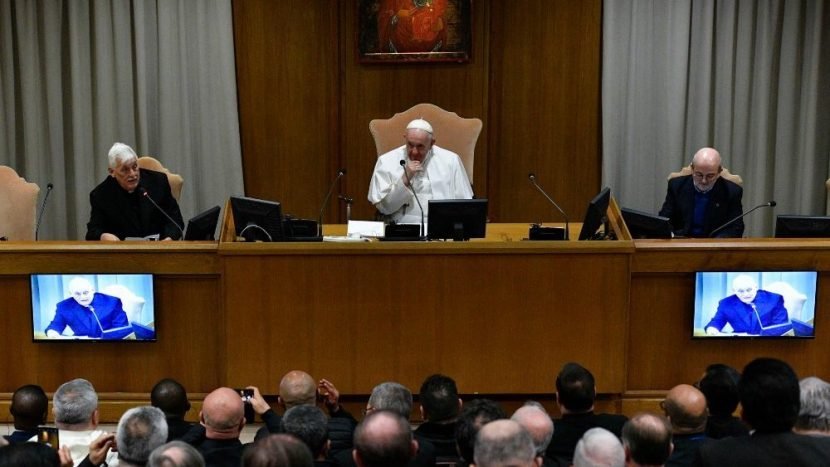 Francisco exhorta a los religiosos a favorecer la escucha y el compartir