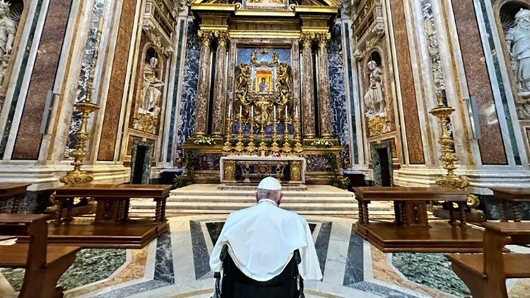 El Papa reza a la ‘Virgen Salus Populi Romani’ antes de su viaje a Hungría