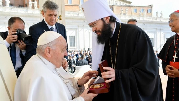 El metropolita Antonij saluda al Papa tras la audiencia general