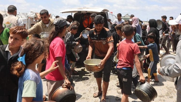 Civiles palestinos buscan comida y agua