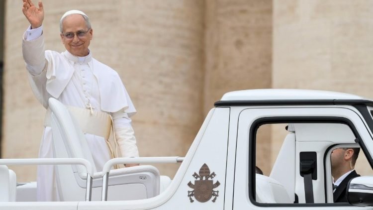El Papa León XIV saluda en una audiencia general semanal