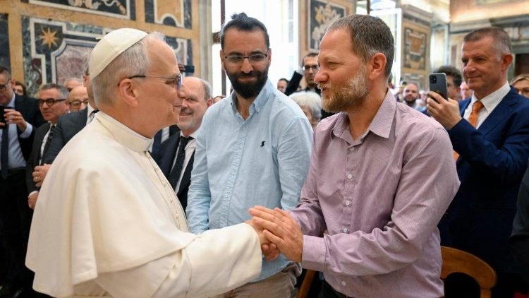 El israelí Maoz Inon y el Palestino Aziz Sarah saludan al Papa León XIV