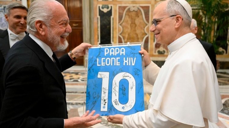 El papa León XIV recibe una camiseta del Napoli
