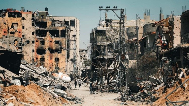 Palestinos caminan en medio de la destrucción de Gaza