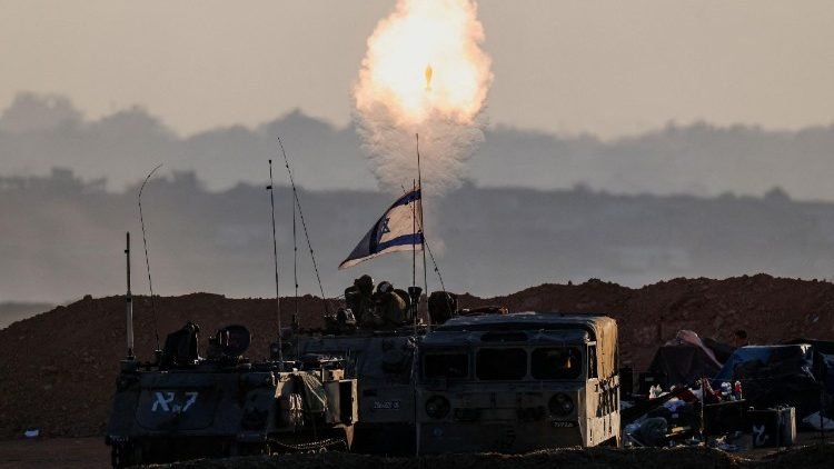 Soldados Israelíes disparan un mortero hacia Gaza