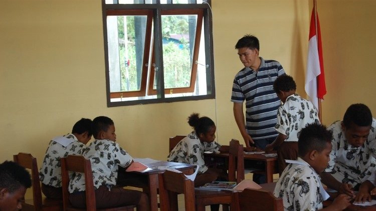 Clases en la escuela secundaria Villanova en Susweni, Manokuary