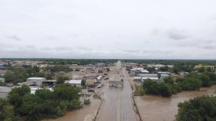 Daños causados ​​por la inundación del río Guadalupe, en San Angelo, Texas