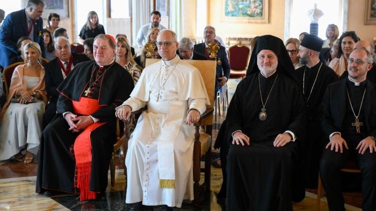 El Papa León posa con la peregrinación ecuménica ortodoxa-católica dirigida por el cardenal Joseph Tobin y el metropolitano Elpidophoros