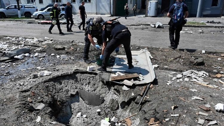 El cráter provocado por un misil en Járkov