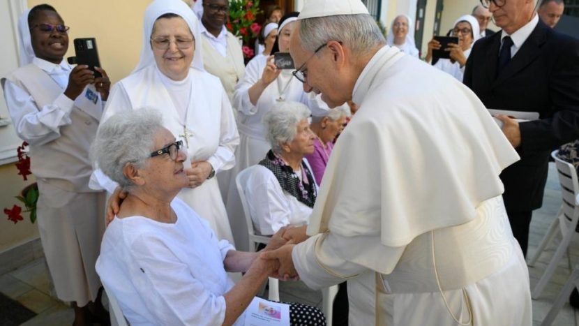 El tierno saludo del Pontifice a una de las ancianas en la residencia "Santa Marta" de Catel Gandolfo.