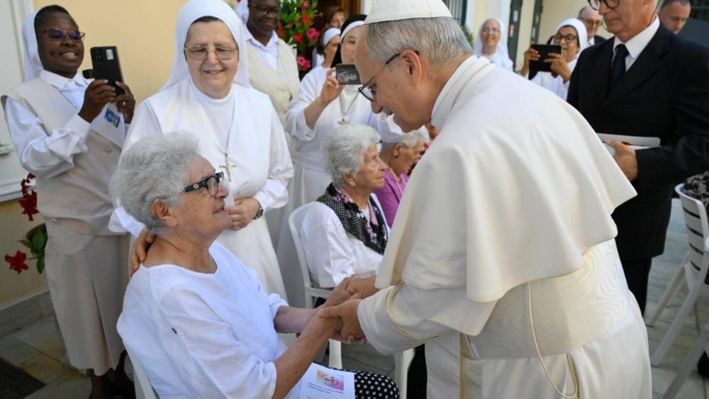 El tierno saludo del Pontifice a una de las ancianas en la residencia "Santa Marta" de Catel Gandolfo.