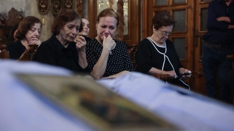 Fieles de la parroquia Sagrada Familia en Gaza asisten a los funerales de las víctimas del ataque israelí.