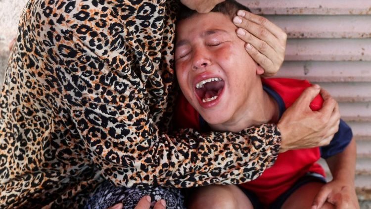 Una madre con su hijo en el hospital de Deir el-Balah, en la Franja de Gaza