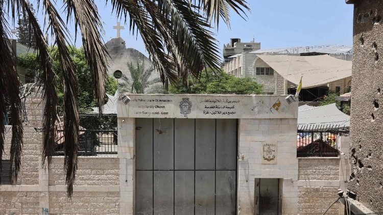 Vista de los daños en el recinto de la Iglesia Católica de la Sagrada Familia en Ciudad de Gaza tras el ataque israelí