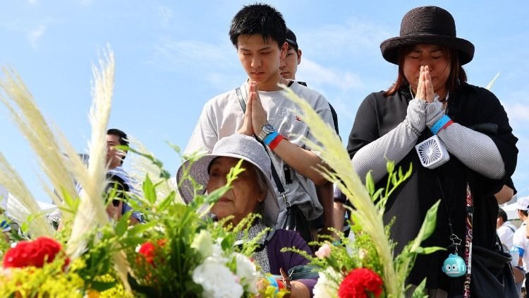 La gente reza en el Memorial de la Paz de Hiroshima