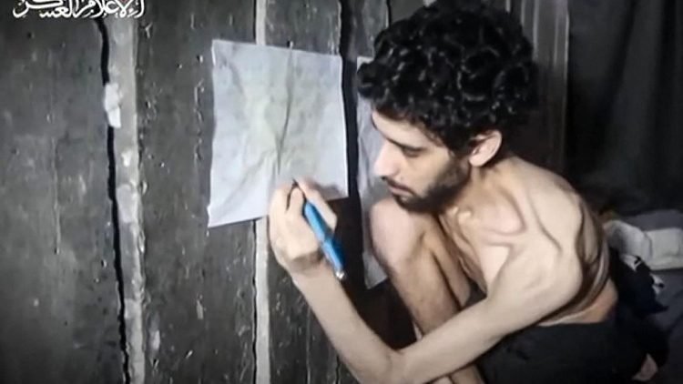 Una imagen del video del rehén israelí Evyatar David