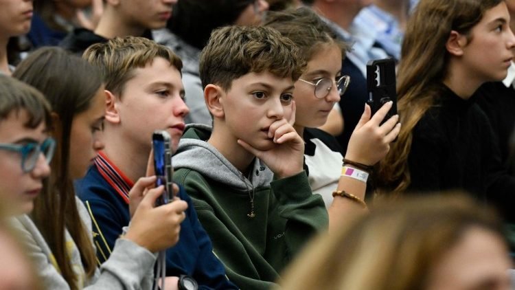 Jóvenes que participan en el Jubileo del mundo educativo (@Vatican Media)