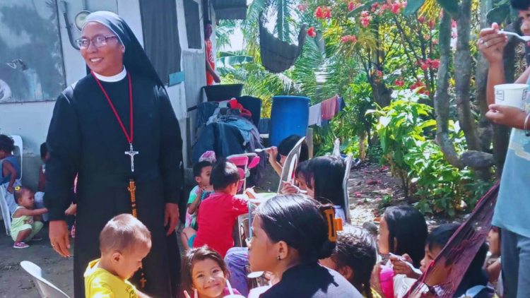 La hermana Ruby Eden durante una comida con los niños