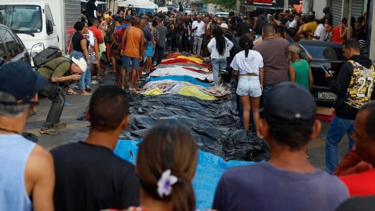 Los cuerpos de las víctimas se exhiben en una calle de Río de Janeiro (ANSA)