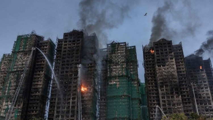 Edificios de Hong Kong envueltos en un terrible incendio el miércoles 26 de noviembre. (AFP or licensors)