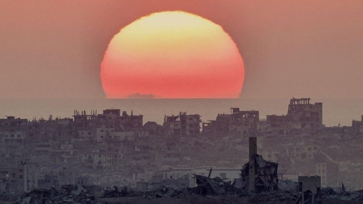 El sol poniente entre los escombros del norte de la Franja de Gaza