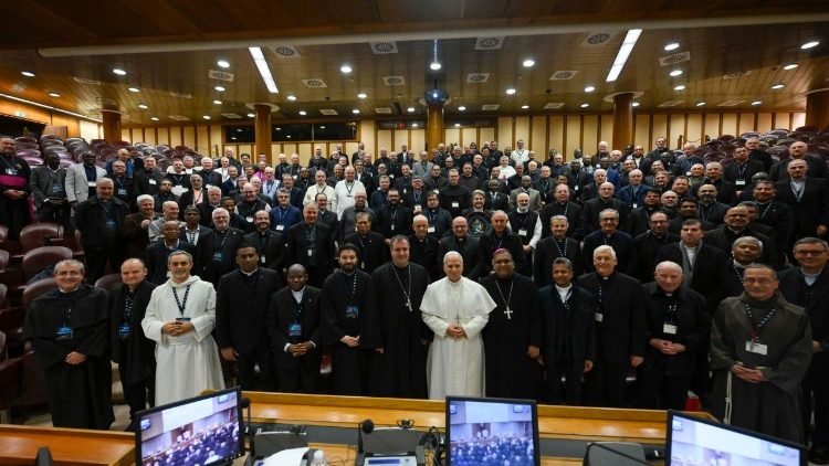 Encuentro del Papa León XIII con la USG (Unión de Superiores Generales) en el Aula del Sínodo del Vaticano