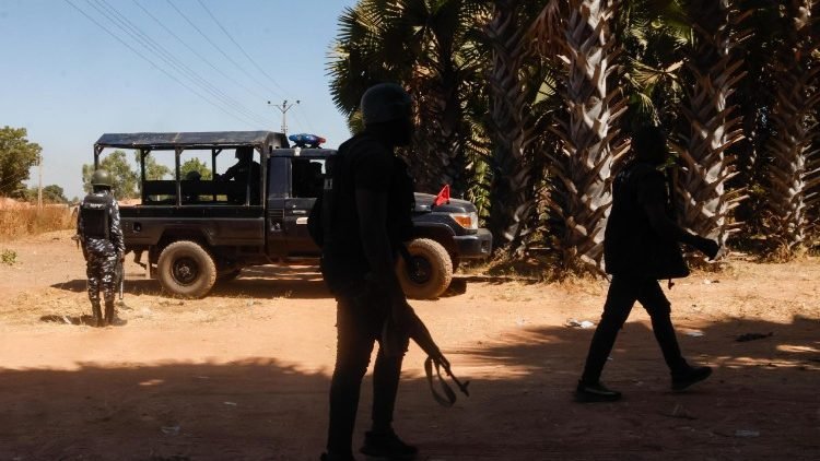 Miembros de las fuerzas de seguridad vigilan las afueras del Colegio St Mary (ANSA)