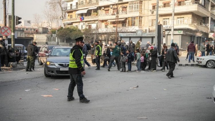 Civiles de Alepo desplazados de los barrios en riesgo de combates. (ANSA)