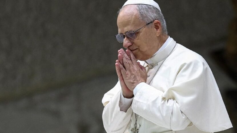 El papa Leon XIV en un momento de oracion