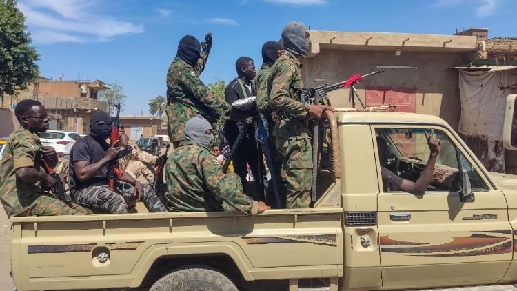 Militantes de la resistencia popular sudanesa en la ciudad de Gedaref (AFP)