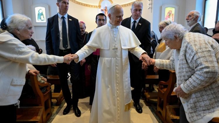 El Papa León visita el hogar de ancianos de las Hermanitas de los Pobres durante su Viaje apostólico a Turquía en noviembre 2025 (@Vatican Media)