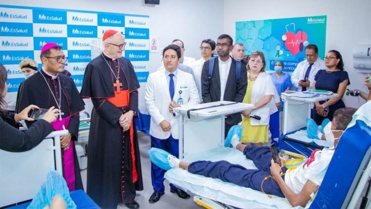 El cardenal visitando enfermos