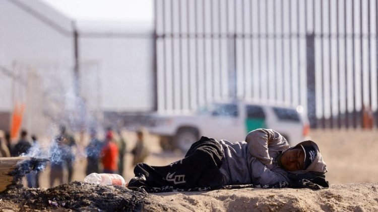Migrantes en Ciudad Juárez cerca del muro fronterizo entre México y Estados Unidos.